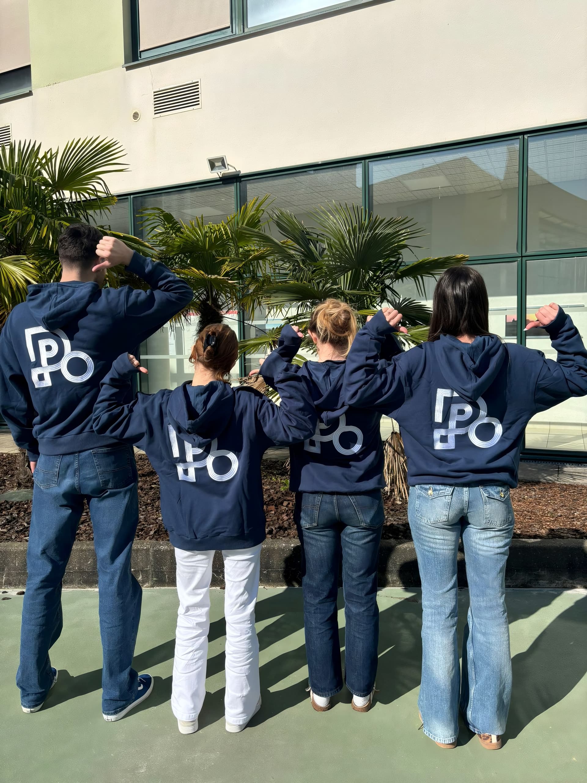 Élèves de Politeia portant leurs hoodies brodés